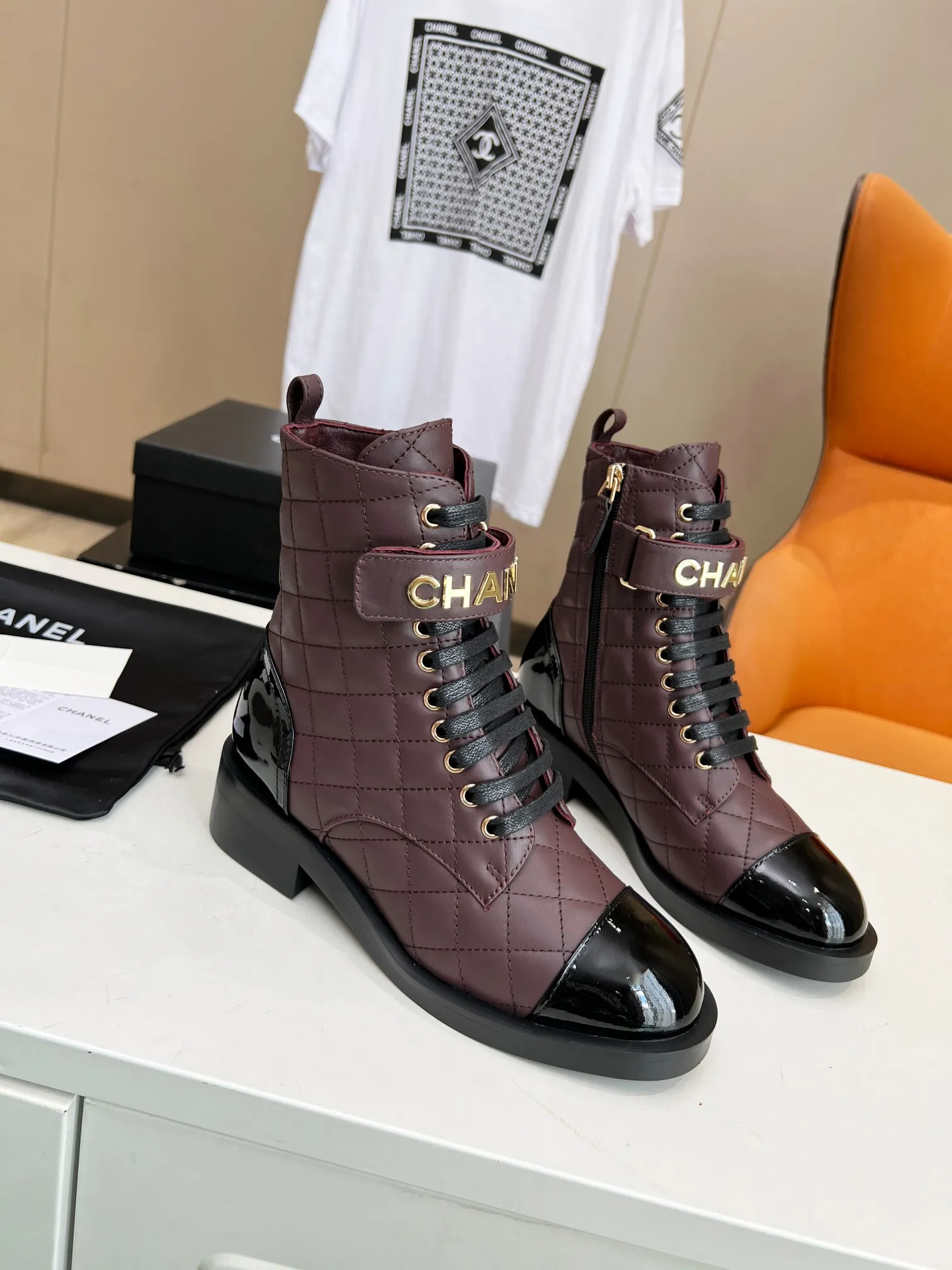 👟👟Ex-factory price 680👟👟 🔥 🔥 🔥 The official website is synchronized with "CHANEL" Chanel's latest 2023 Martin boots series! ▫️The top catwalk series✔The main season of autumn and winter, the rhythm of super popular styles! A must-have item for travel! It looks good in any combination💕 ▫️A beautiful shoe worth putting in your closet👉It’s super beautiful💃🏻▫️ Fabric: Original one-to-one mixed-breed cow🐮 leather Lining: Sheepskin lining Size: 35-40 (41 is custom-made and cannot be returned or exchanged)
